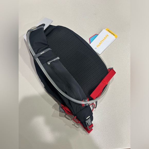 Nathan Limitless Run 8 L Hydration Sling Bag Backpack Black Red NWT Running - Picture 2 of 16